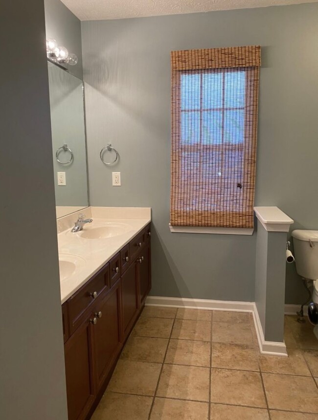 Building Photo - 3 bedroom 2.5 bathroom Nashboro Village To...