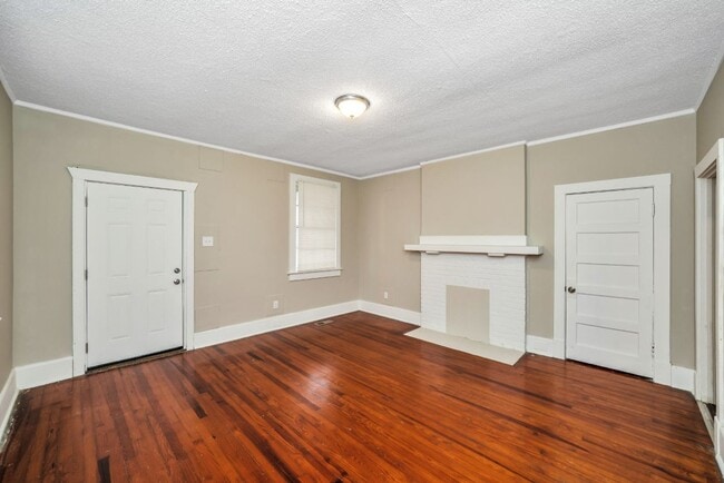 Building Photo - Updated 2-Bedroom Duplex – $800/month | Ta...