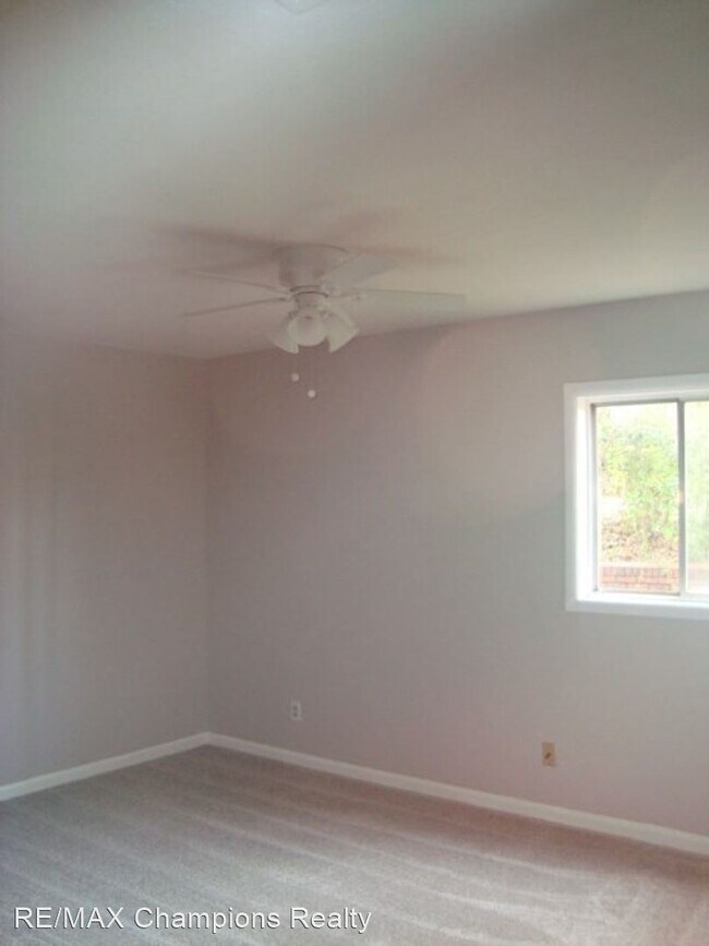 Building Photo - 3 br, 2 bath House - 2230 Airport Thruway
