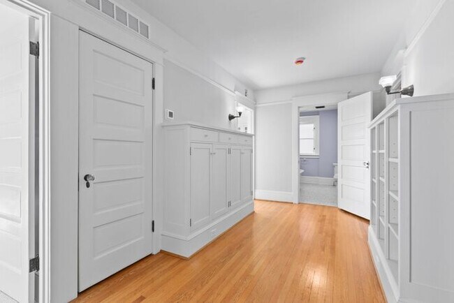 Building Photo - Stunning 1909 Craftsman w/ AC in Coveted Capitol Hill