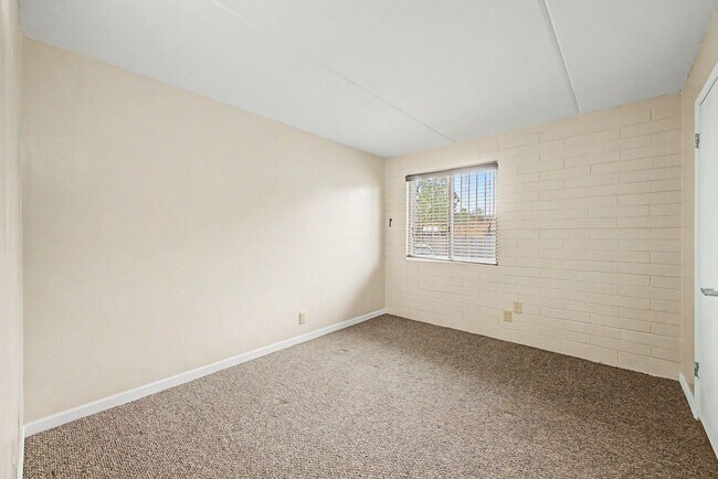 Building Photo - University/ Downtown- 1 bedroom first floor condo