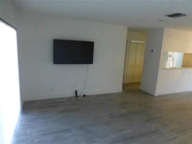 Building Photo - 60 Iris Pl