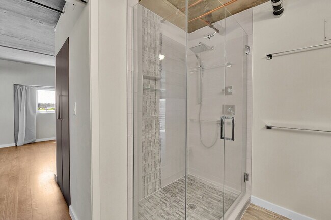 Building Photo - $3,100 - 2 Bed, 2 Bath Lofted Condo in Den...