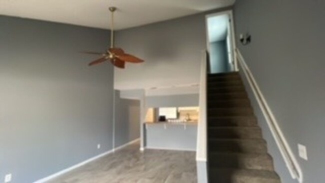 Building Photo - 2 Bed 2 Bath Townhome