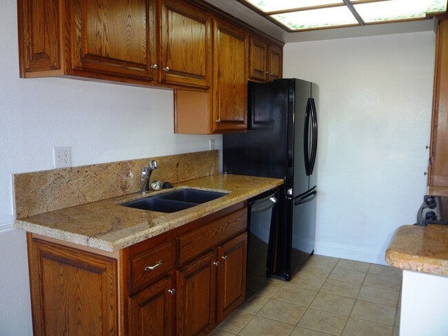 Building Photo - 2828 Famosa Blvd