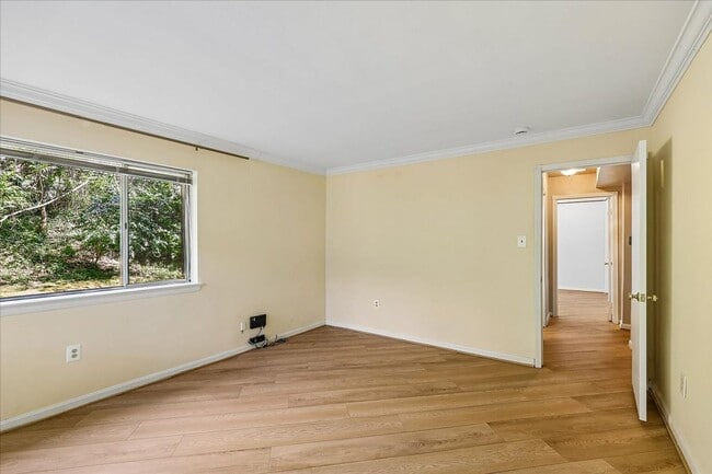 Building Photo - Bright & Stylish 2BR/1BA Condo in Sought-After Sumner Court in Bethesda