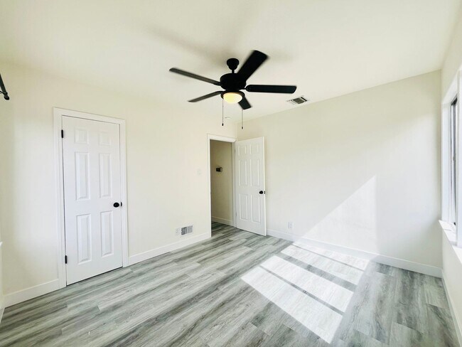 Building Photo - 439 1/2 N Hayworth Ave-439.5