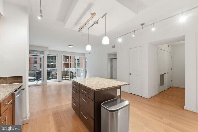 Building Photo - 1025 1st St SE