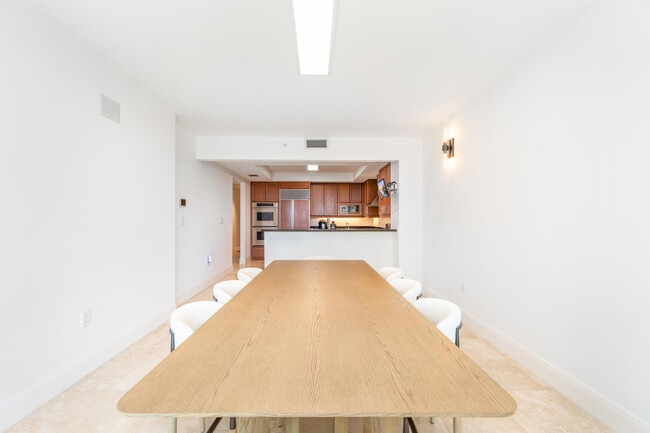 Building Photo - 20201 E Country Club Dr