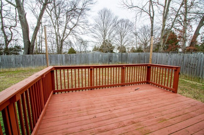 Building Photo - Fresh and Clean 3/2 with BONUS room and fenced yard.  Go.