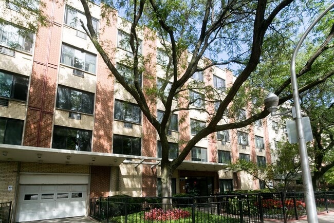 Building Photo - 540 W Roscoe St