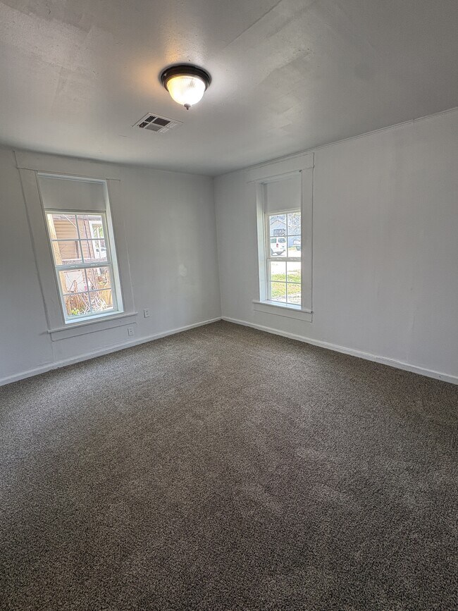 Building Photo - 730 W 8th St