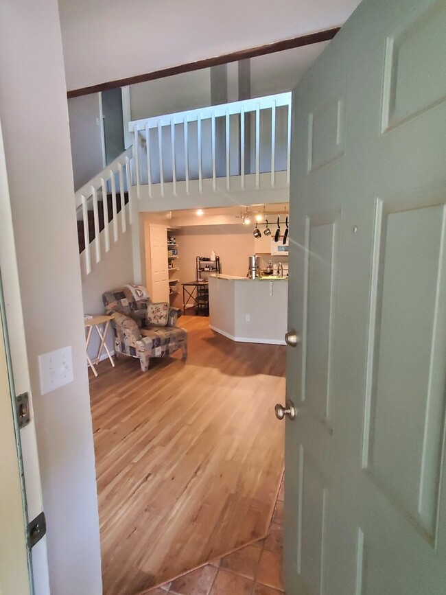 Building Photo - 2B/2B Updated Condo with Loft in the Seaso...