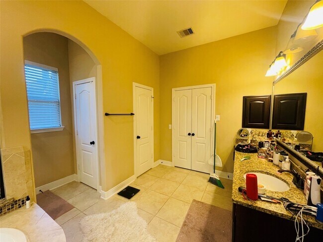 Building Photo - 5811 Tarpon Bay Ct