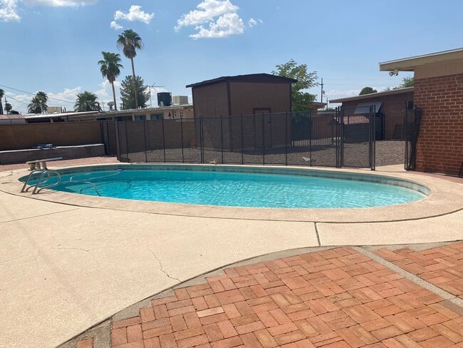 Building Photo - Eastside 3 bed 2 bath - Pool and Garage