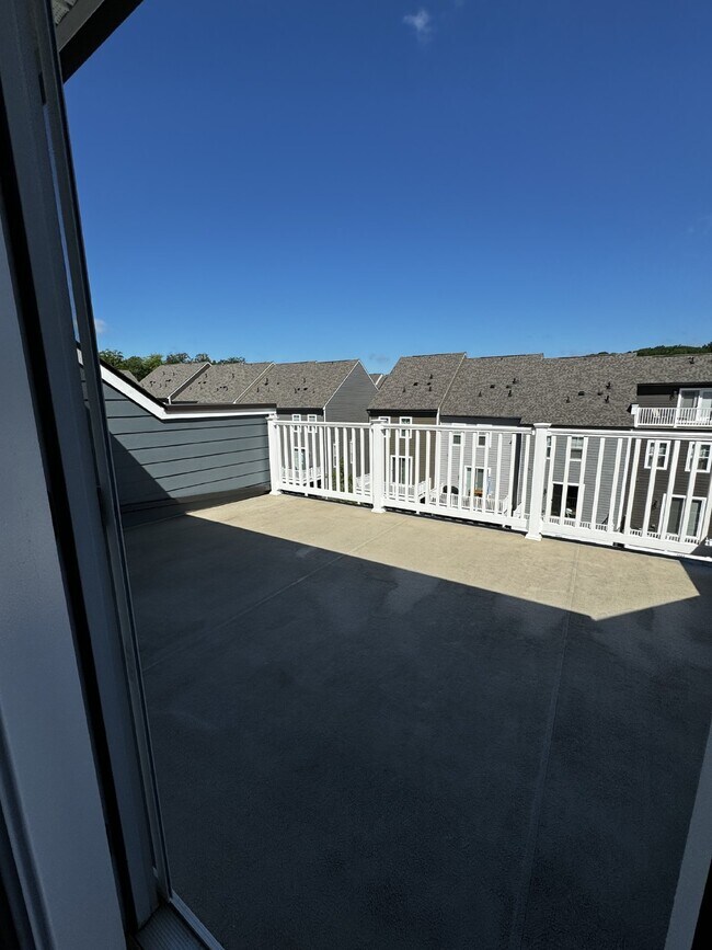 Building Photo - Luxurious 4-Bedroom Townhouse with 3.5 Bat...