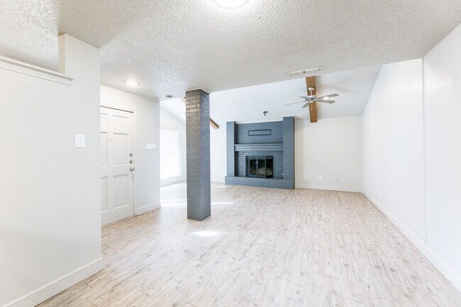 Building Photo - Spacious 3/2/2