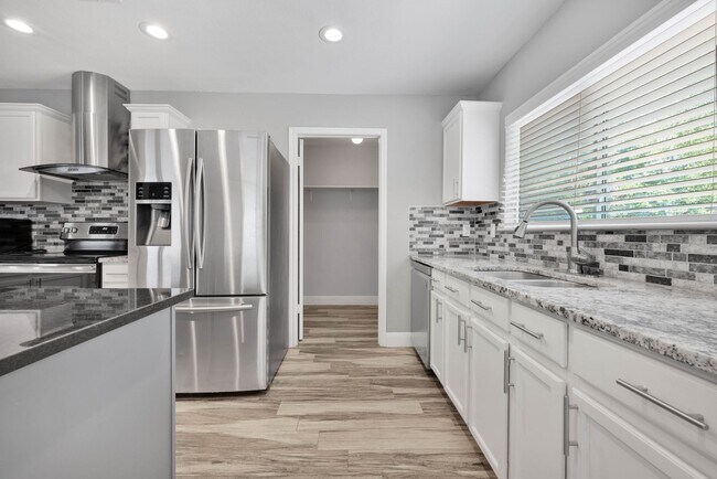 Building Photo - Immaculate Single-Story Home with Modern U...