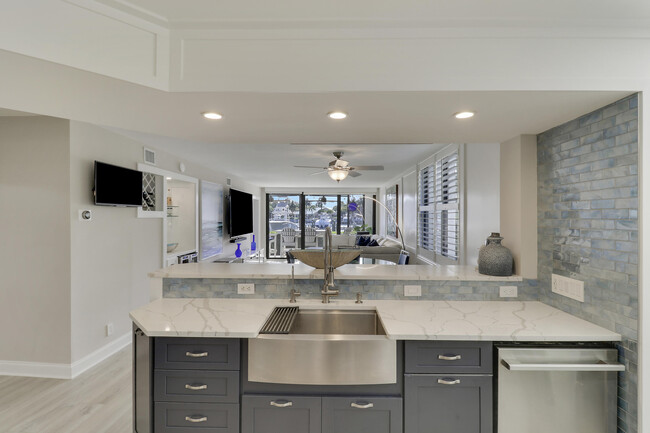 Building Photo - 515 Bay Colony Dr N