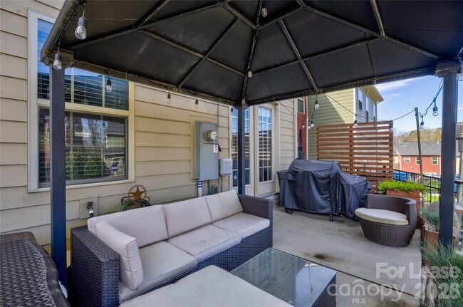 Building Photo - 1731 Evergreen Dr