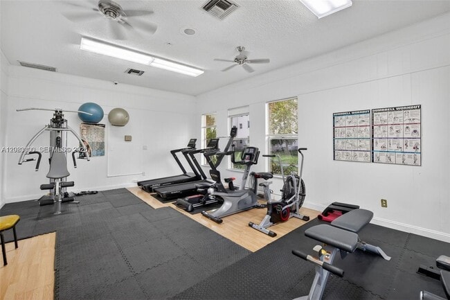 Building Photo - 2860 Somerset Dr