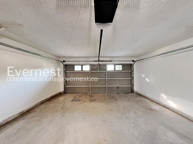 Building Photo - Spacious Home with Fenced Yard and Garage! 3 Bed & 2 Bath / Pet-friendly / Coming Soon!