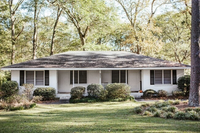 Building Photo - Cute and Quiet West Side Duplex!