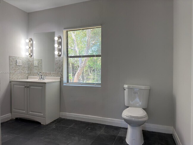 Building Photo - 1325 NW 11th Ct