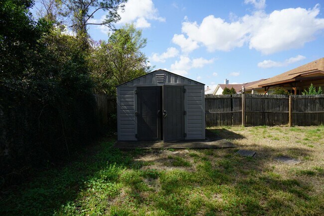 Building Photo - 3 Bed/2 Bath/ 2 Car Garage Home In Villas ...