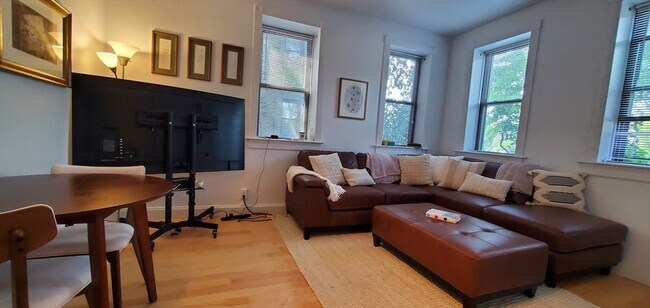 Primary Photo - 1662 Commonwealth Ave