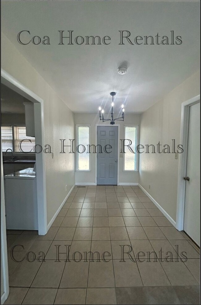 Building Photo - Great East side corner lot home