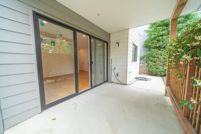 Building Photo - 848 32nd St