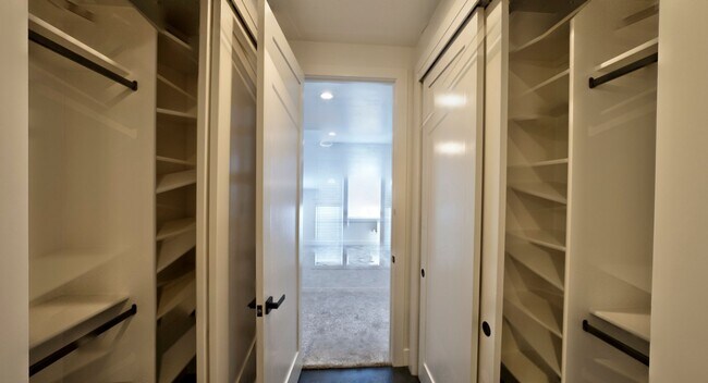 Building Photo - 2580 N W Awbrey Point Cir