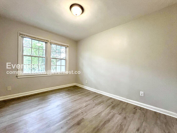 Building Photo - 1819 Oakmont Dr NW