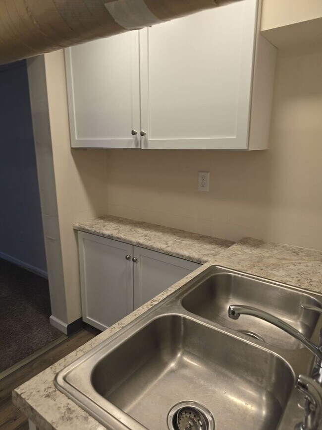 Building Photo - 1 Bed - 1 Bath - Walk to Ball State!