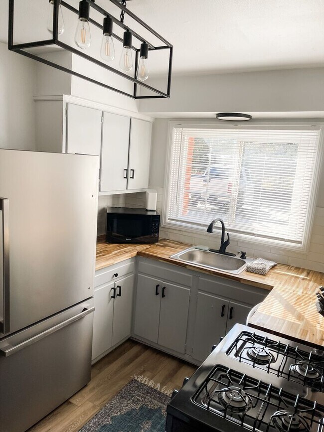 Building Photo - Charming Apt near Savannah's Historic District! Unit 1