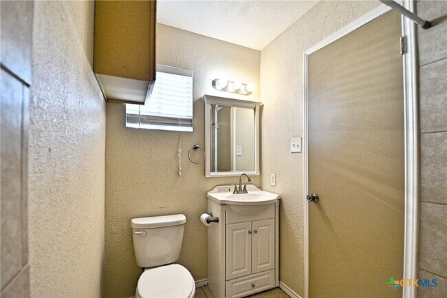 Building Photo - 525 Buttercup Ln