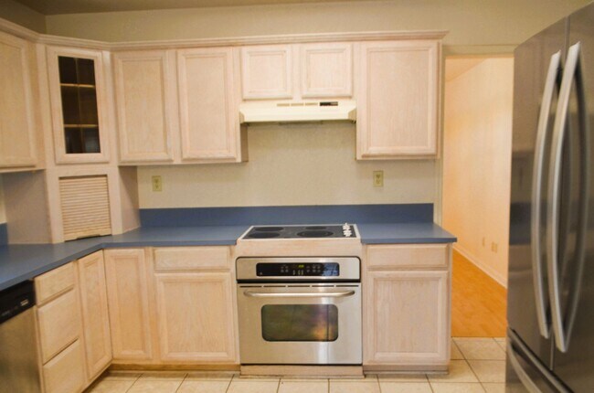 Building Photo - Country setting... on 2.69 acres!