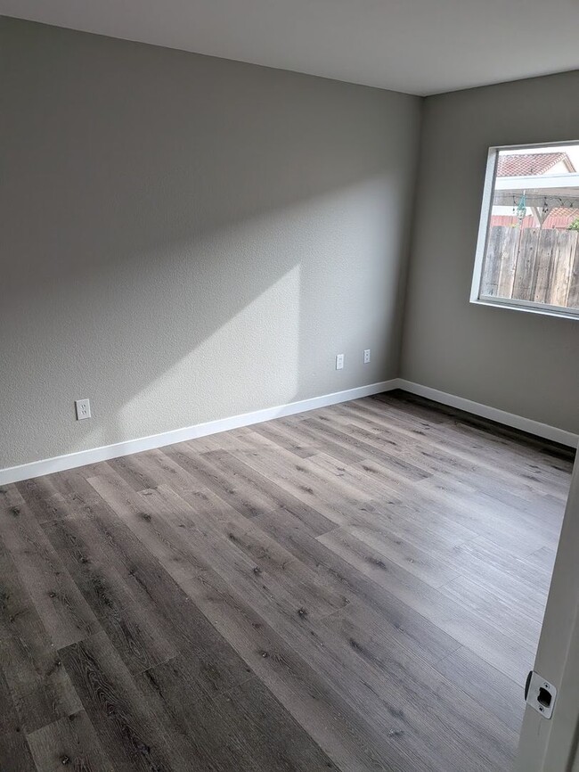 Building Photo - Mira Mesa Home