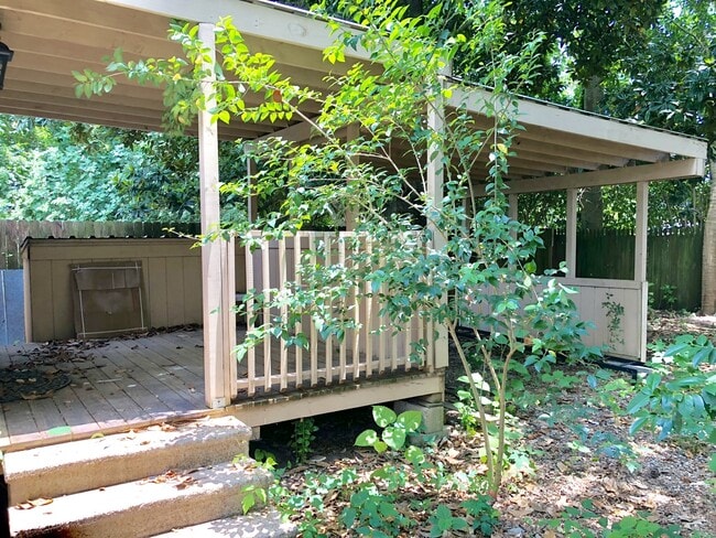 Building Photo - Totally updated 3br/2ba cottage by LSU with all new appl, 2nd house from River Road