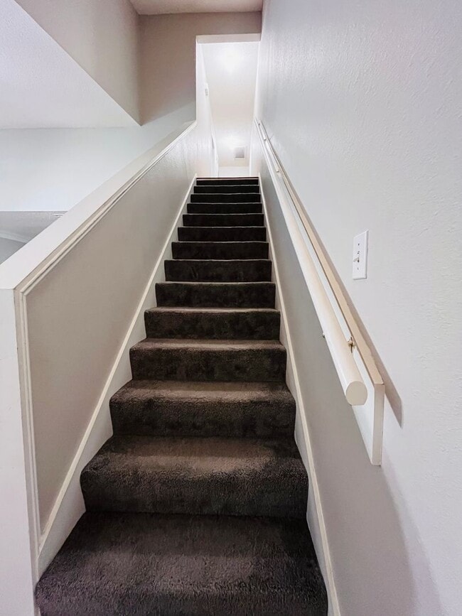 Building Photo - 3 BR/ 2 BA townhome located in Lakeshore E...