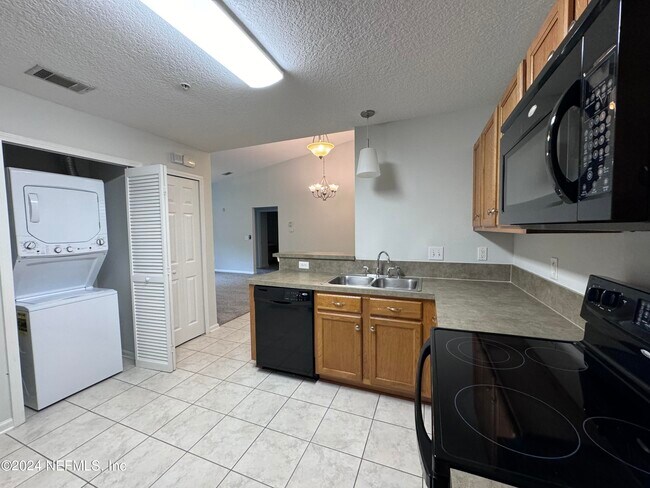 Building Photo - 6985 Ortega Woods Dr