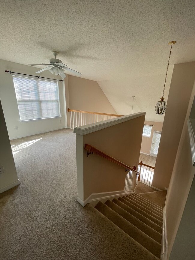 Building Photo - Townhouse with Owner's Suite on main level...