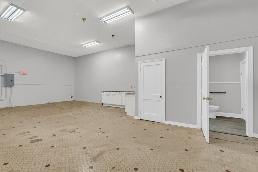 Building Photo - 423 Main St