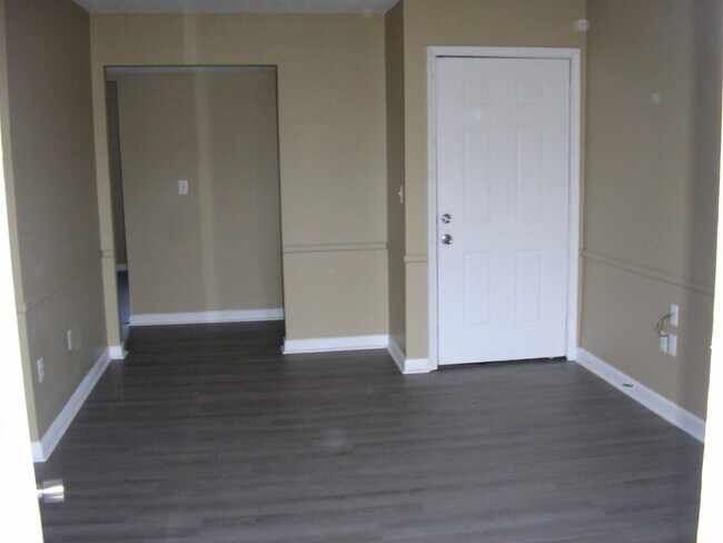 Building Photo - 1721 Highland Way