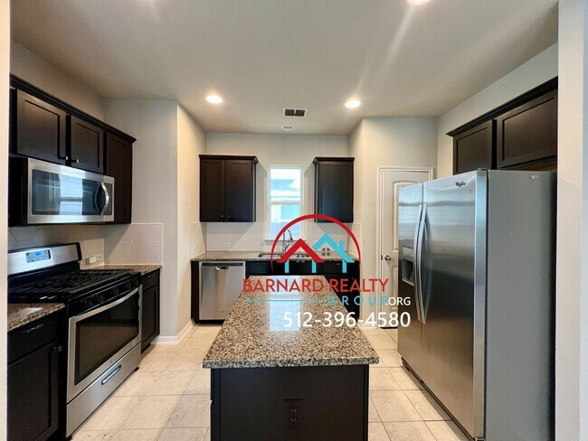 Building Photo - **APPLICATION PENDING!**2 bed/2 bath in De...