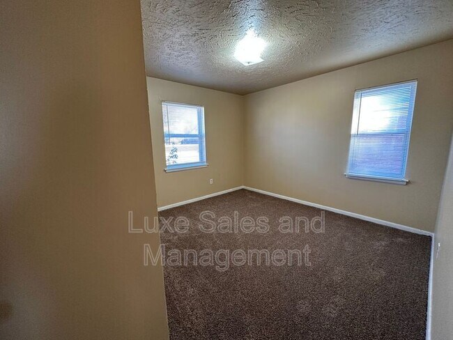 Building Photo - 116 W Rose Dr