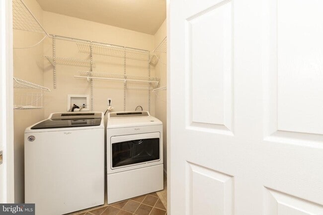 Building Photo - 724 E Locust Ave