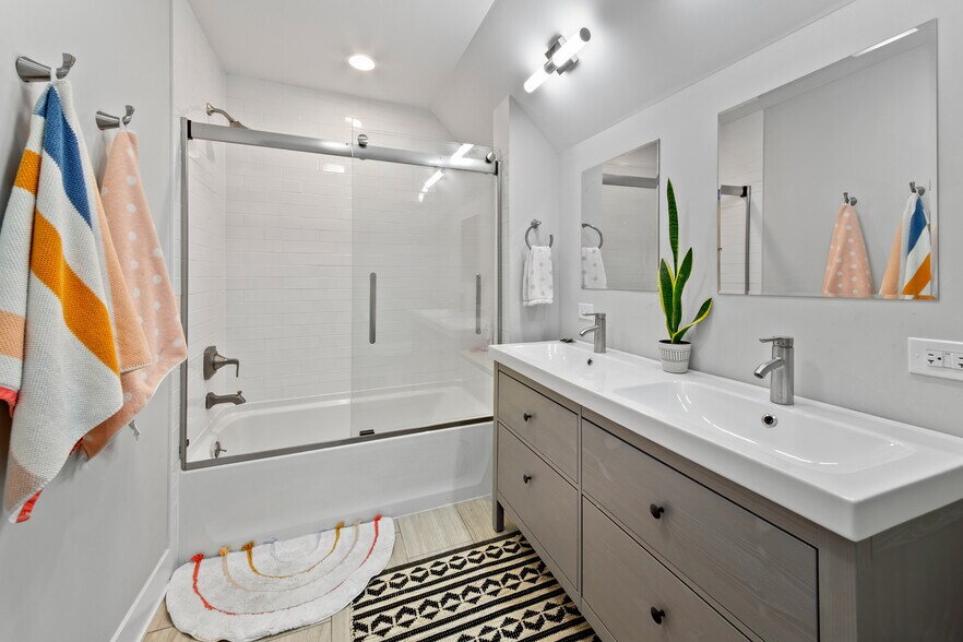 Building Photo - 2134 W Shakespeare Ave