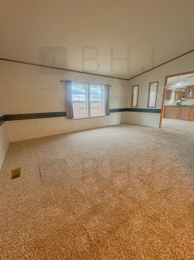 Building Photo - Dog Friendly, 3 Bed/ 2 Bath SFH